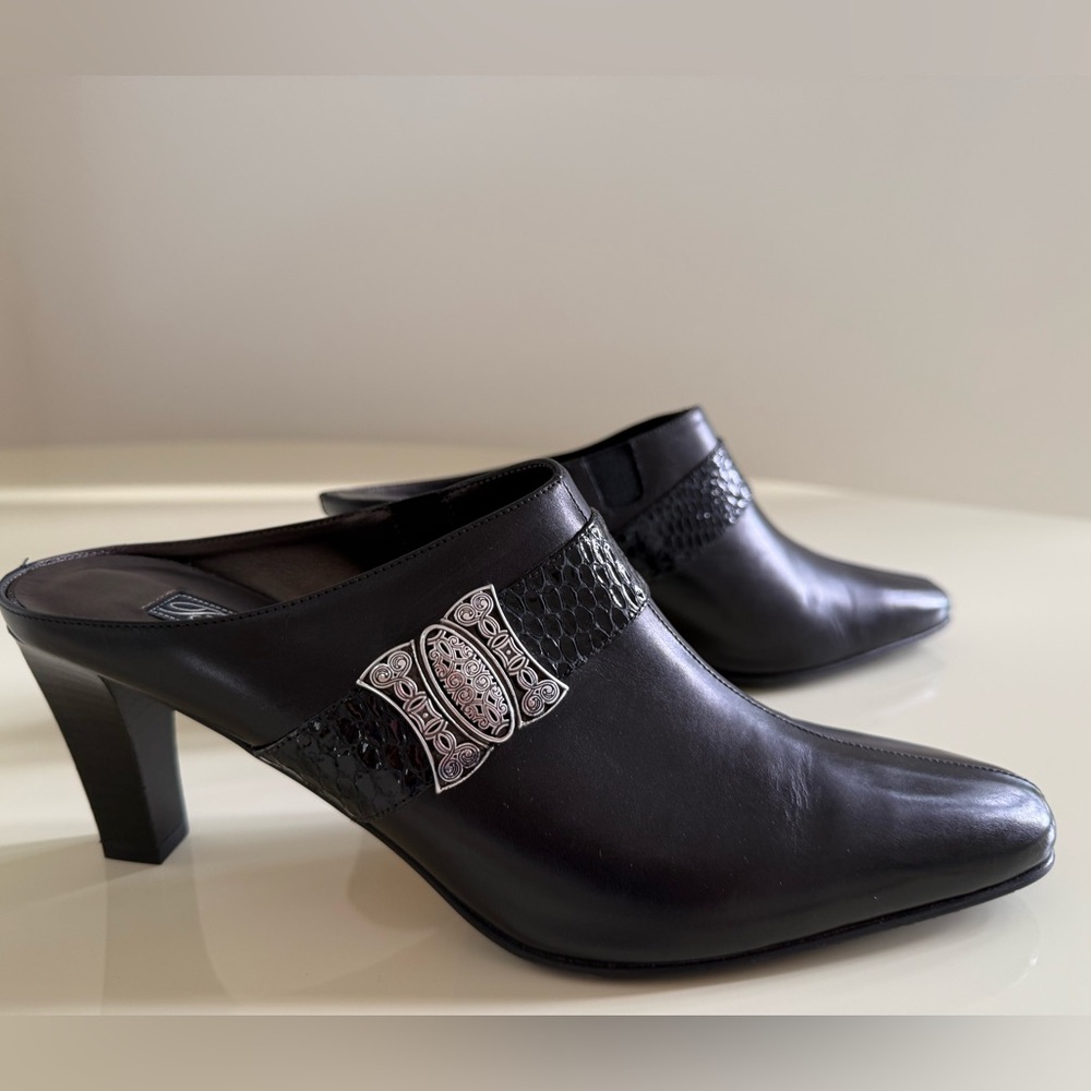 Brighton Rhyme Black Leather Mules with Silver Medallion Sz 9 excellent Gorgeous